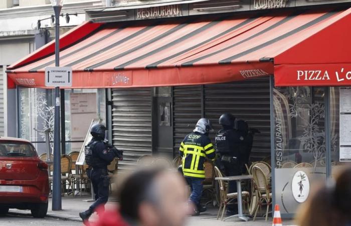 une prise d’otage en cours dans un restaurant, un homme retranché