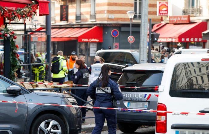 un homme détient plusieurs employés dans son restaurant