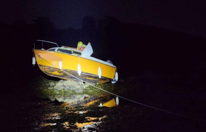 Un bateau échoué et une femme bloquée par la marée dans le Golfe du Morbihan