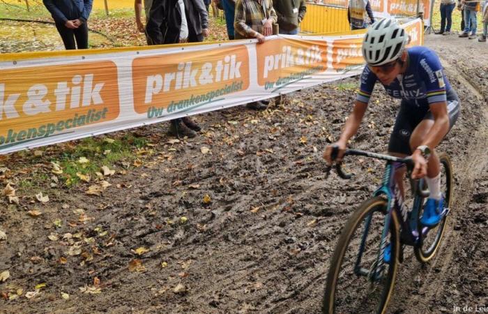 Un grand groupe colore le Superprestige Merksplas, mais Alvarado reste calme et accélère vers la victoire à un moment astucieux