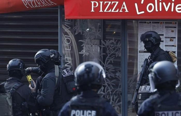 une prise d’otage en cours dans un restaurant, le quartier bouclé