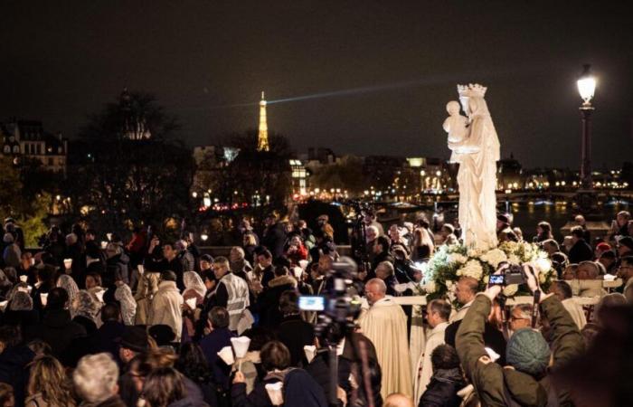 La Vierge de Notre-Dame, qui a survécu à l’incendie, est revenue dans la cathédrale (vidéo)