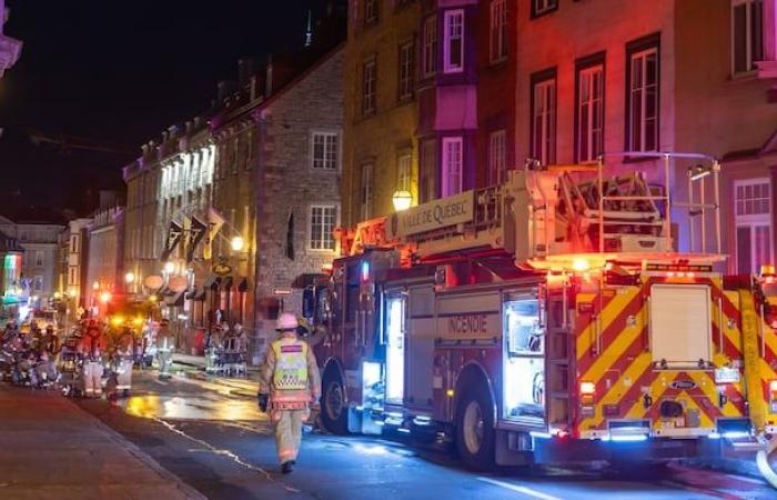 Évacuation des résidents du Vieux-Québec par les pompiers