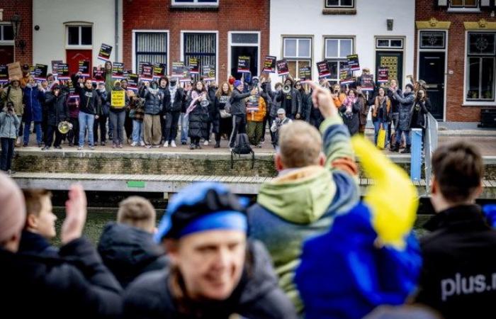 La police intervient lors d’une manifestation contre Zwarte Piet aux Pays-Bas