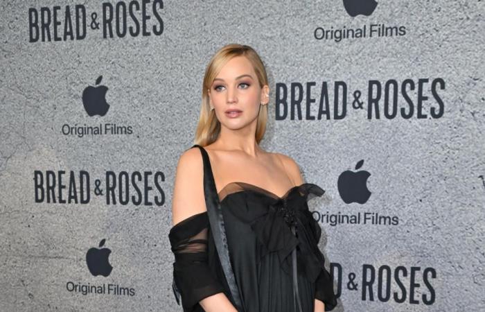 Jennifer Lawrence transforme une robe vintage rare en la robe de maternité noire la plus chic