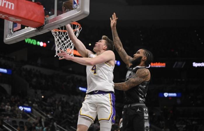 LeBron James réalise une première en carrière et Anthony Davis en marque 40 dans une victoire passionnante des Lakers