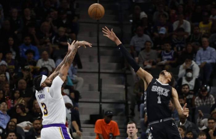 Anthony Davis, confiant, « laisse tomber » aide les Lakers à dépasser les Spurs lors du match d’ouverture de la Coupe NBA