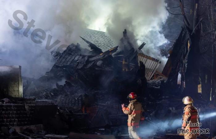 INCENDIE À ST-GEORGES – La SQ confirme un corps retrouvé dans les décombres.