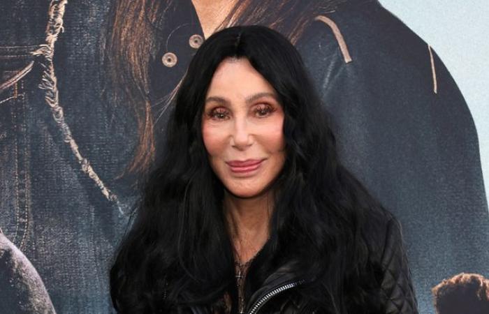 Cher se souvient du jour où John Lennon s’est retrouvé nu dans la piscine du Playboy Mansion