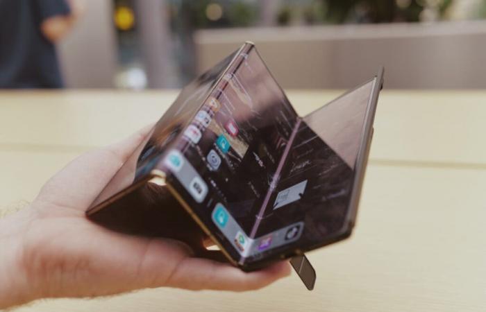 Samsung envisagerait en effet de lancer sa propre version du smartphone tri-pliable dès 2025