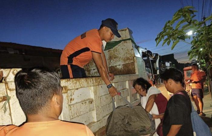 Le super typhon Man-yi touche terre aux Philippines