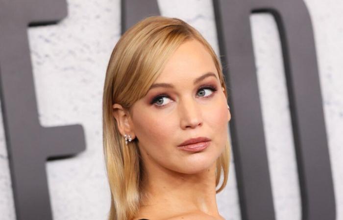 Jennifer Lawrence montre son baby bump lors de la première du documentaire