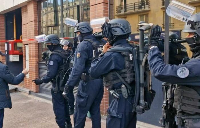 un homme enfermé dans un restaurant tient les employés en otage