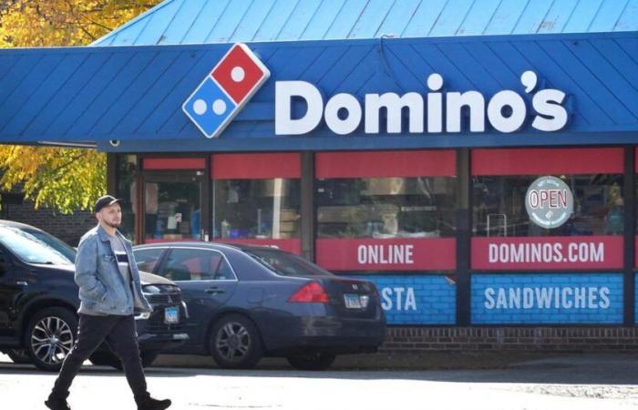 Le milliardaire Warren Buffett investit dans Domino’s Pizza et fait grimper le cours de l’action