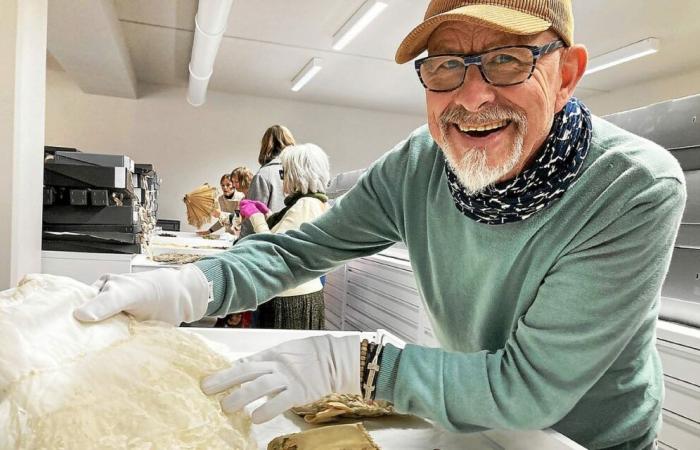 dans la profusion de soieries, de plumes et de broderies des costumes des Archives départementales de Vannes