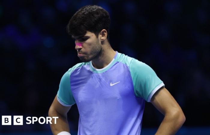 Carlos Alcaraz sort après avoir perdu contre Alexander Zverev