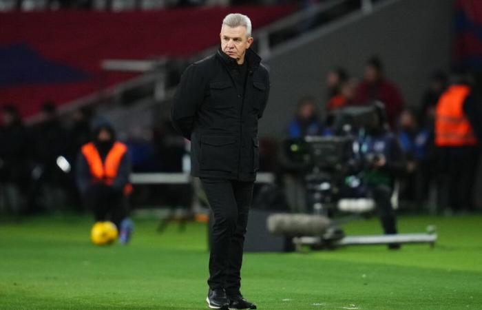 Javier Aguirre termine le match en sang après avoir reçu une canette sur la tête – Ligue des Nations de la CONCACAF – Quarts de finale – Honduras-Mexique (2-0)