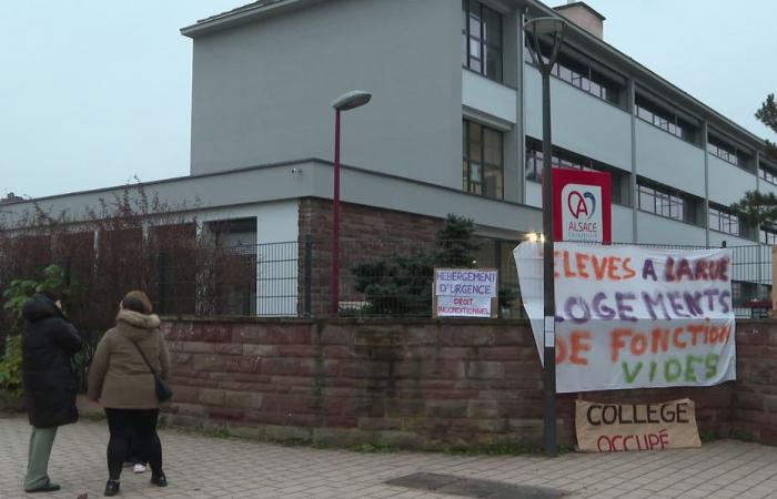 le squat des enseignants en soutien à leurs élèves sans-abri reçoit le soutien de toutes parts