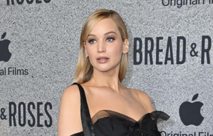 Jennifer Lawrence transforme une robe vintage rare en la robe de maternité noire la plus chic