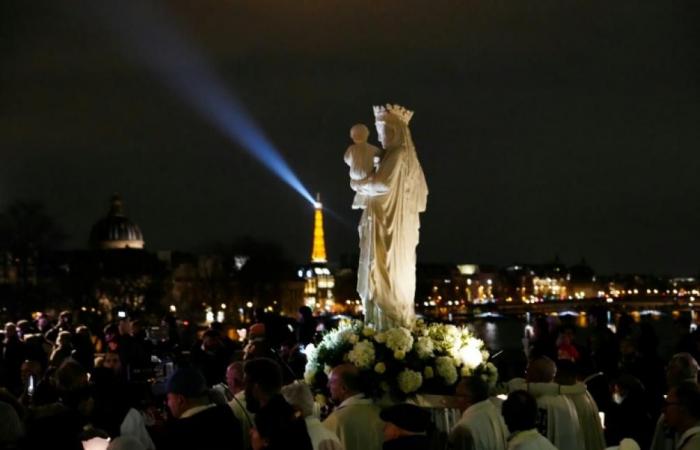 Dans la nuit parisienne, la Vierge de Notre-Dame retrouve « sa maison »