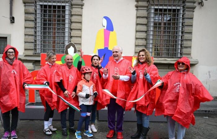 le banc de trois mètres de haut créé pour Toscana delle Donne