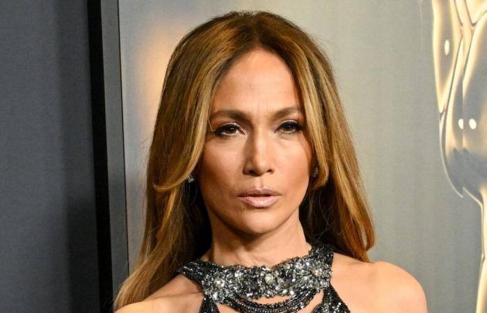 Jennifer Lopez lance un look semi-transparent audacieux sur le tapis rouge