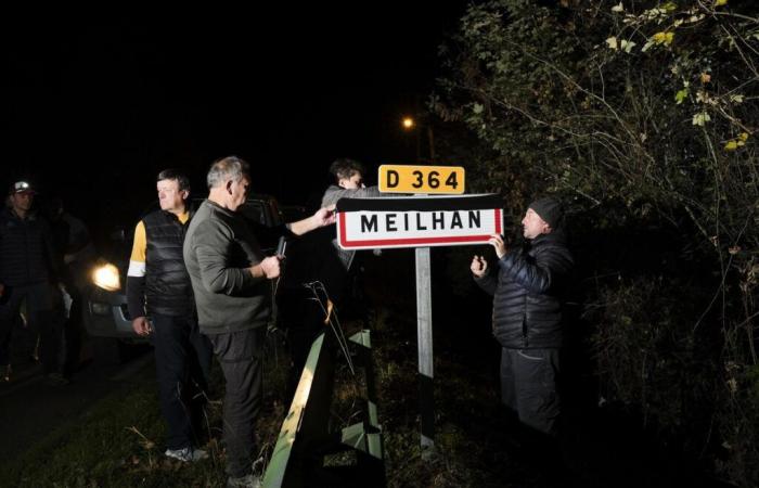 Les panneaux d’entrée de la ville recouverts de noir ce dimanche soir