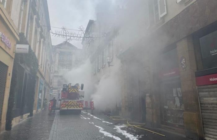 le toit de l’immeuble prend feu, une centaine de pompiers toujours sur place