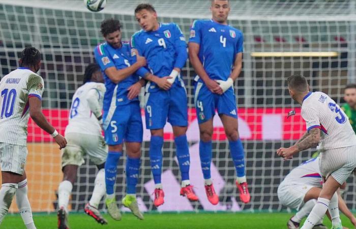 la vidéo du coup franc direct sensationnel de Lucas Digne pour le deuxième but des Bleus