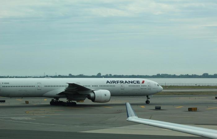 Un Américain prend un vol Air France pour se rendre aux funérailles de son frère et réclame 600 000 euros à cause du retard