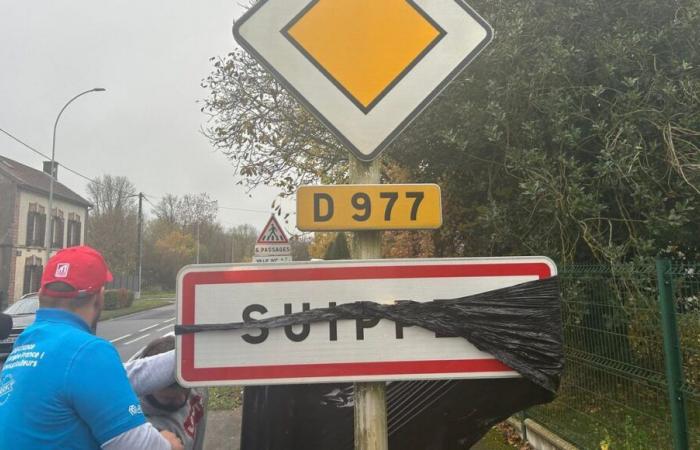 Des agriculteurs de la Marne en colère recouvrent les panneaux à l’entrée des communes