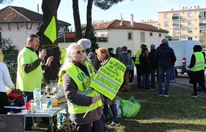 les “gilets jaunes” font leur retour au rond-point de Bagnols-sur-Cèze