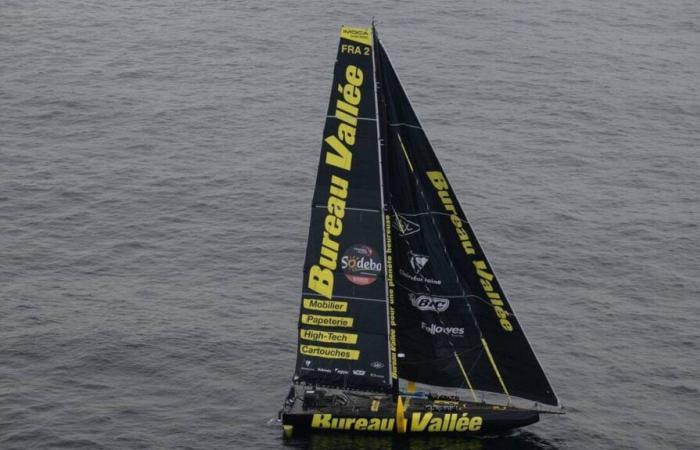 Vendée-Globe. Louis Burton touché par une avarie mais toujours en compétition