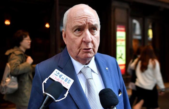 Le radiodiffuseur vétéran Alan Jones arrêté à Sydney dans le cadre d’une enquête sur des allégations d’attentat à la pudeur et d’attouchements sexuels