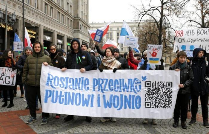 Les Russes protestent contre Poutine et la guerre en Ukraine en Pologne