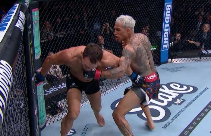 Charles Oliveira survit et bat Michael Chandler