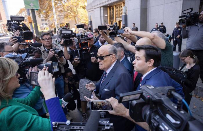 Giuliani retourne Mercedes et surveille les agents électoraux de Géorgie qu’il a diffamés