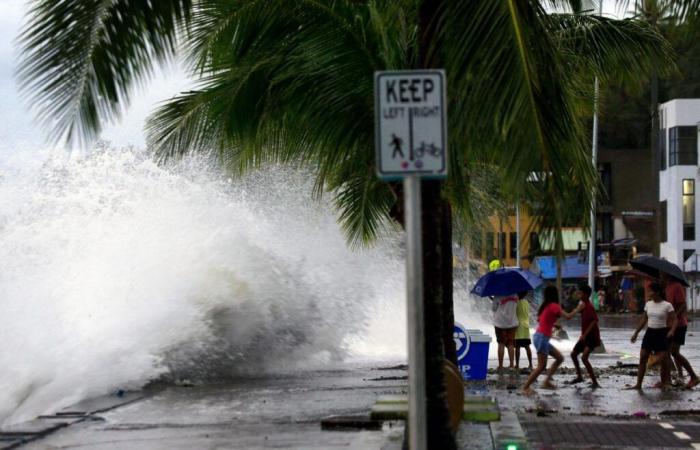 Le super typhon Man-yi (Pepito) frappe les Philippines