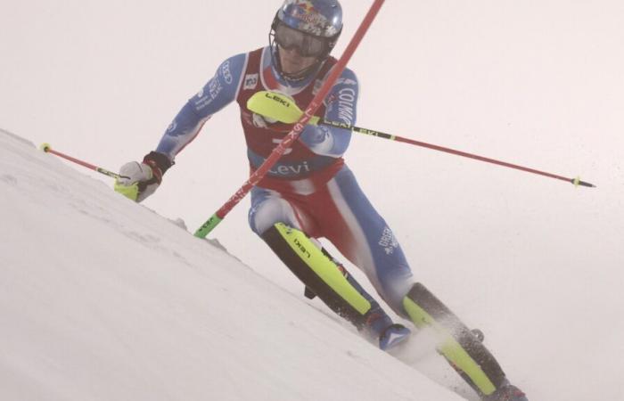 Le champion olympique de ski Noel mène le premier slalom de Coupe du monde de la saison ; Hirscher ne parvient pas à se qualifier pour la 2e manche