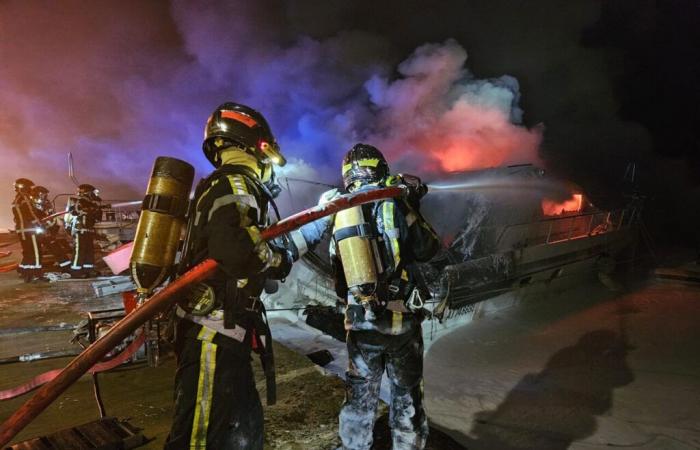 Un bateau ravagé par les flammes à Aigues-Mortes