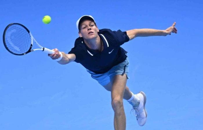 Jannik Sinner mène Taylor Fritz dans le match de championnat Nitto ATP Finals