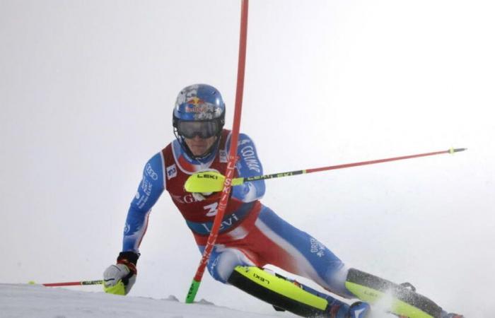 Clément Noël mène le slalom, Steven Amiez sur le podium provisoire