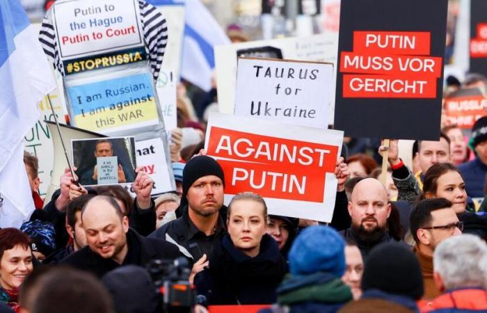 Des opposants russes en exil défilent à Berlin et Genève contre la politique du Kremlin