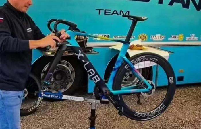 Gear – Le nouveau vélo de l’équipe XdS (Carbon-Tech)-Astana Qazaqstan dévoilé ?