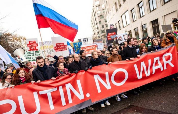 marche des opposants russes en exil contre la guerre