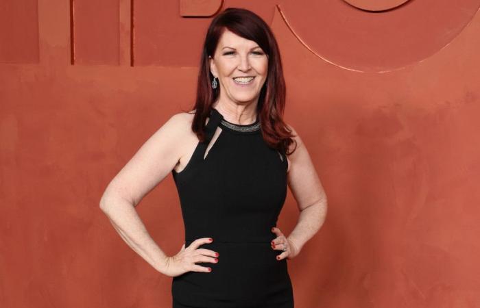 “Il est vraiment sexy” Kate Flannery défend John…