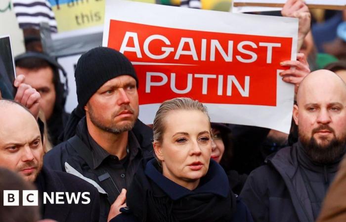 Continuez à protester, déclare la veuve de Navalny lors de la marche à Berlin