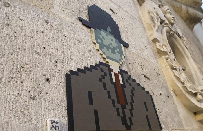 Qui se cache réellement derrière les mosaïques collées dans les rues d’Orléans ?