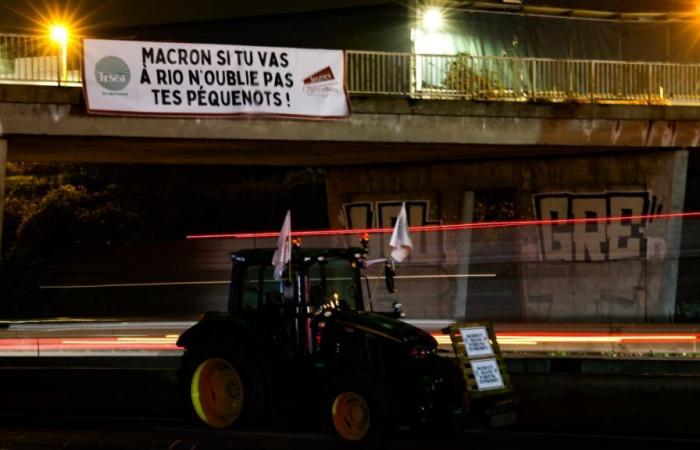 convoi d’agriculteurs en colère près de la base de Villacoublay