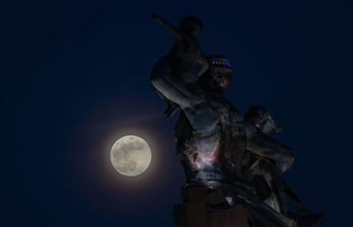 EN IMAGES. La Lune du Castor, la dernière « super Lune » de l’année, a illuminé le ciel du monde entier